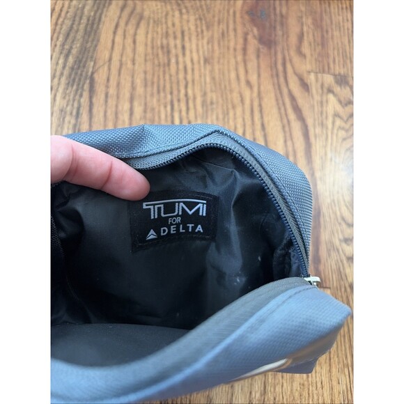 TUMI for DELTA Airlines Travel / Storage Toiletry Bag Nylon Softcase w Amenities - Picture 4 of 4